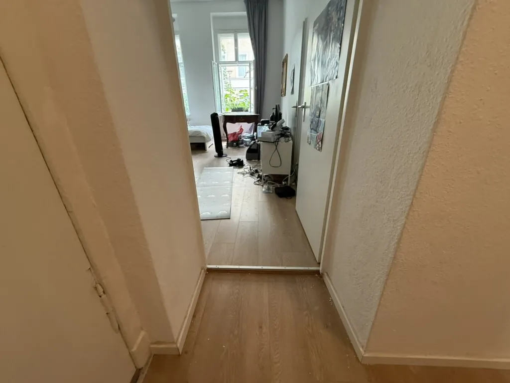 Ausgebesserte Wand neben der Tür, vom Flur aus gesehen.