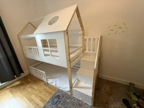 The assembled house-style child bed and its access ladder.