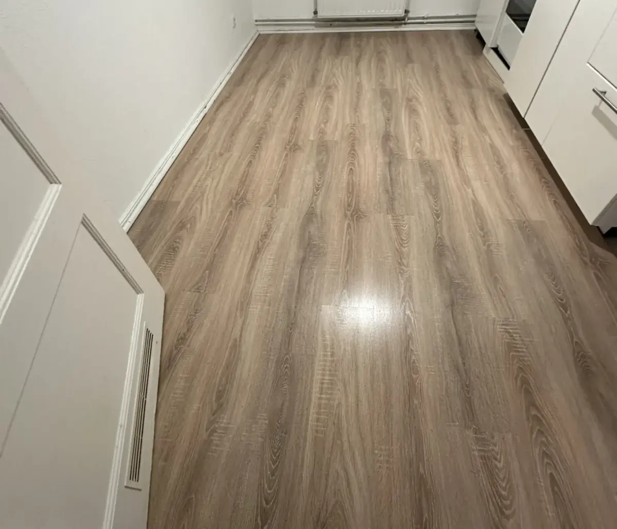 Neu verlegter Küchenboden mit sichtbarem Türübergang.